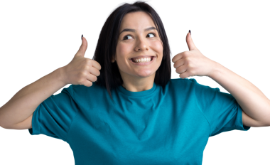 Mavi tişörtlü mutlu, beyaz bir kadın baş parmak işareti yapıyor ve gülümsüyor. İyi iş ve saygı..