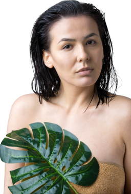 Doğal yeşil palmiye yaprağı portresi olan bir kadın. Moda, güzellik, makyaj, kozmetik.