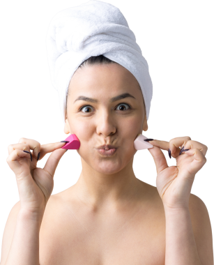 Kafasında beyaz havluyla güzel bir kadın portresi ve pembe bir kalbe bakan bir vücut için sünger. Cilt temizleme eko organik kozmetik rahatlama konsepti.