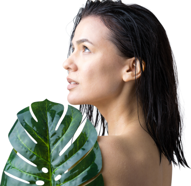 Doğal yeşil palmiye yaprağı portresi olan bir kadın. Moda, güzellik, makyaj, kozmetik.