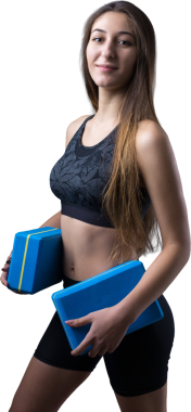 Şık bir apartmanın içinde beton bir duvara dayanmış ince, atletik bir genç kızın portresi.