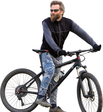 Modern dağ bisikletindeki vahşi sakallı adam. Baharda yeşil tepelerde bisikletçi.