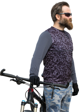 Modern dağ bisikletindeki vahşi sakallı adam. Gölün kenarındaki tuzlu bir yerde bir bisikletçi..