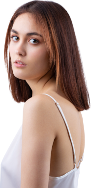 Temiz ciltli, doğal makyajlı ve gri arka planda beyaz dişli güzel bir kadın.