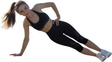 Gökyüzü arka planında spor kıyafetleriyle poz veren kadın. Vücudun orta kısmı..