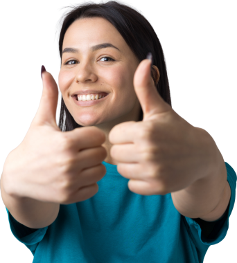 Mavi tişörtlü mutlu, beyaz bir kadın baş parmak işareti yapıyor ve gülümsüyor. İyi iş ve saygı..