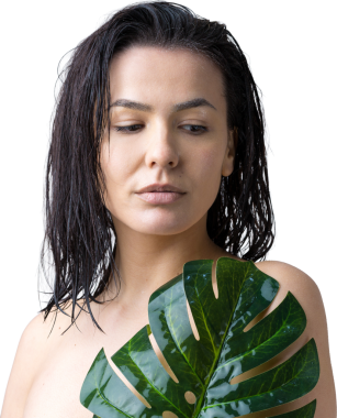Doğal yeşil palmiye yaprağı portresi olan bir kadın. Moda, güzellik, makyaj, kozmetik.