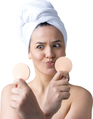 Kafasında beyaz havluyla güzel bir kadın portresi ve pembe bir kalbe bakan bir vücut için sünger. Cilt temizleme eko organik kozmetik rahatlama konsepti.