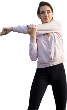 Spor giyimli genç, zayıf, atletik bir kız bir takım egzersizler yapıyor. Yeşil bahar otlak tepelerinin arka planında sağlık ve sağlıklı yaşam tarzı.