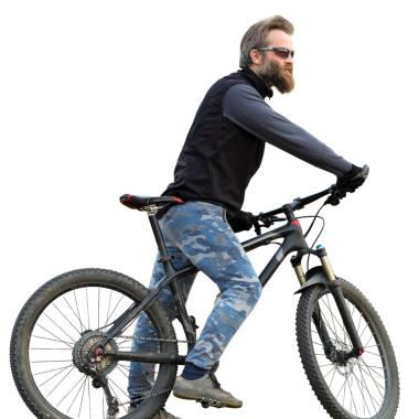 Modern dağ bisikletindeki vahşi sakallı adam. Baharda yeşil tepelerde bisikletçi.