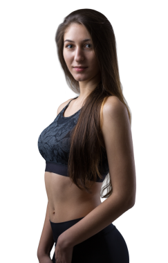 Şık bir apartmanın içinde beton bir duvara dayanmış ince, atletik bir genç kızın portresi.