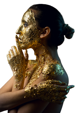 Yüzünde altın yapraktan yapılmış bir maske olan bir kız. Soyut bir arka planda esmer bir kadının kasvetli stüdyo portresi.