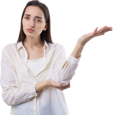 Beyaz arka planda duran şaşırmış yüz ifadesi olan genç ve güzel bir kadın..