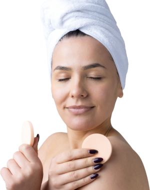 Kafasında beyaz havluyla güzel bir kadın portresi ve pembe bir kalbe bakan bir vücut için sünger. Cilt temizleme eko organik kozmetik rahatlama konsepti.