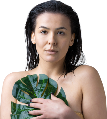 Doğal yeşil palmiye yaprağı portresi olan bir kadın. Moda, güzellik, makyaj, kozmetik.