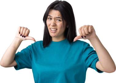 Mavi kolsuz tişörtlü genç bir esmer, olumsuz bir ifadeyle başparmak hareketi yapıyor.