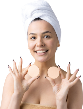 Kafasında beyaz havluyla güzel bir kadın portresi ve pembe bir kalbe bakan bir vücut için sünger. Cilt temizleme eko organik kozmetik rahatlama konsepti.