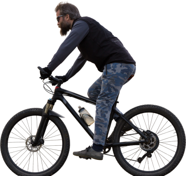 Modern dağ bisikletindeki vahşi sakallı adam. Baharda yeşil tepelerde bisikletçi.