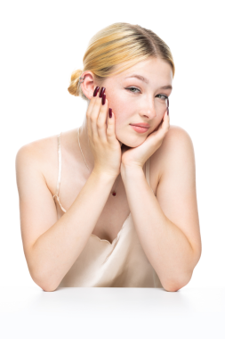 Altın kapaklı çilli genç sarışın bir kız. Stüdyoda beyaz arka planda bir kadının güzel portresi..