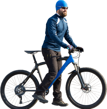 Şortlu ve formalı bisikletçi, modern karbon kuyruklu motorsikletli. Uçurumun kenarında, yeşil bahar ormanlarının arka planında duran bir hava süspansiyon çatalı var.