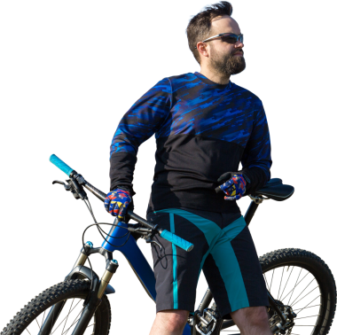 Modern dağ bisikletindeki vahşi sakallı adam. Gölün kenarındaki tuzlu bir yerde bir bisikletçi..