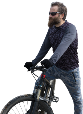 Modern dağ bisikletindeki vahşi sakallı adam. Gölün kenarındaki tuzlu bir yerde bir bisikletçi..