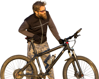 Modern dağ bisikletindeki vahşi sakallı adam. Baharda yeşil tepelerde bisikletçi.