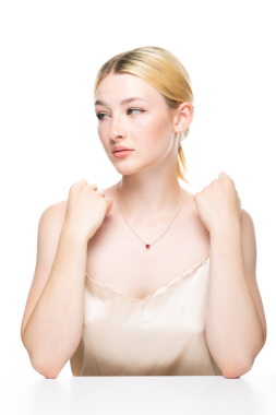 Altın kapaklı çilli genç sarışın bir kız. Stüdyoda beyaz arka planda bir kadının güzel portresi..