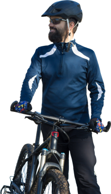 Modern bir karbon motorsiklet üzerinde şortlu ve formalı bisikletçilerle dağ zirvelerini fethetmek