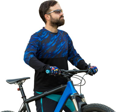 Pantolon ve yün ceketli bir bisikletçi. Havalandırma çatallı, modern bir karbon motorlu. Tepedeki adam bisiklete biniyor..