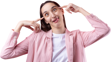 Pembe ceketli genç bir esmer pembe arka plandaki kameraya bakıyor..