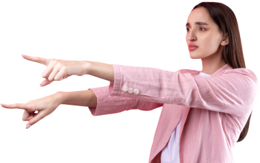 Pembe ceketli mutlu beyaz kadın parmaklarını uzattı.