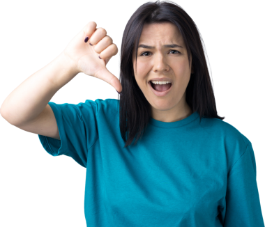 Mavi kolsuz tişörtlü genç bir esmer, olumsuz bir ifadeyle başparmak hareketi yapıyor.