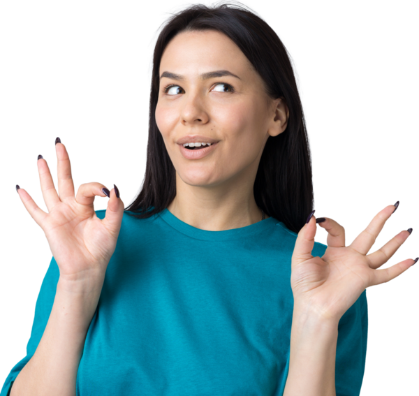 Gülümseyen kız el kol hareketi yapıyor.