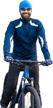 Bir Vintage tuğla beton duvar bir hava süspansiyon çatal ile modern bir dağ Karbon bisiklet üzerinde spor giyim sürme bir adam.