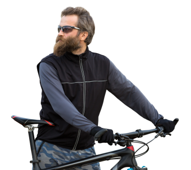 Modern dağ bisikletindeki vahşi sakallı adam. Baharda yeşil tepelerde bisikletçi.