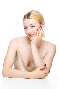 Altın kapaklı çilli genç sarışın bir kız. Stüdyoda beyaz arka planda bir kadının güzel portresi..