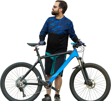 Pantolon ve yün ceketli bisikletçi modern karbon donanımlı bir motorsikletle off-road 'a biniyor..