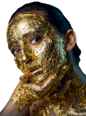 Yüzünde altın yapraktan yapılmış bir maske olan bir kız. Soyut bir arka planda esmer bir kadının kasvetli stüdyo portresi.