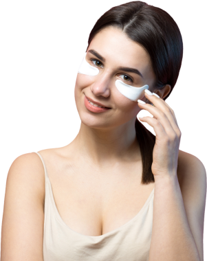 Çıplak omuzlu, göz altı yamalı oldukça çekici bir kızın portresi. Pembe arka planda duruyor.