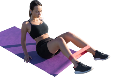 Genç çekici kadın dışarıda egzersiz yapıyor..