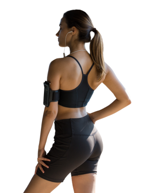 Genç çekici kadın dışarıda egzersiz yapıyor..