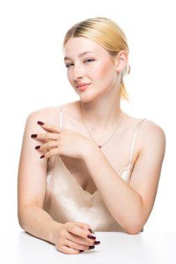 Altın kapaklı çilli genç sarışın bir kız. Stüdyoda beyaz arka planda bir kadının güzel portresi..