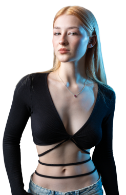 Stüdyoda seksi bluzlu ve kot şortlu sarışın bir kadının portresi..