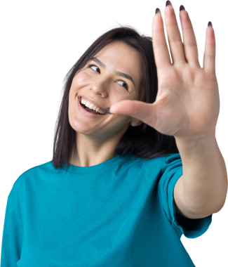 Gülümseyen kadın elini sallar gibi kaldırdı..