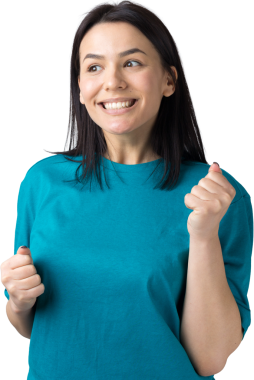 Çekici bağırışların yakın portresi. Genç yaşta yumruklarıyla gülümsüyor. Gri arka planda izole kot gömlek giyen kız arkadaşı.