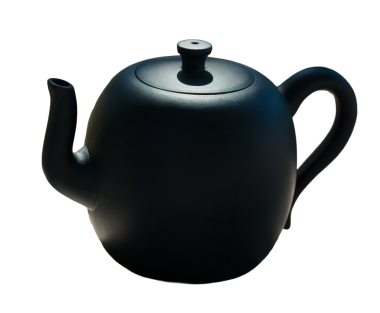 Çin çay seremonisi. Balçıktan yapılmış seramik çaydanlık ve ahşap bir arka planda kaseler.