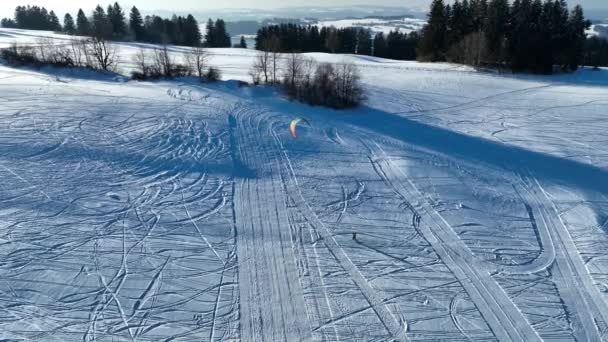 Drone Video Kitesurfer Invierno Nieve Snowkiting Las Montañas — Vídeos de Stock
