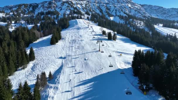 Video Con Dron Telesilla Con Esquiadores Oberallgaeu — Vídeo de stock