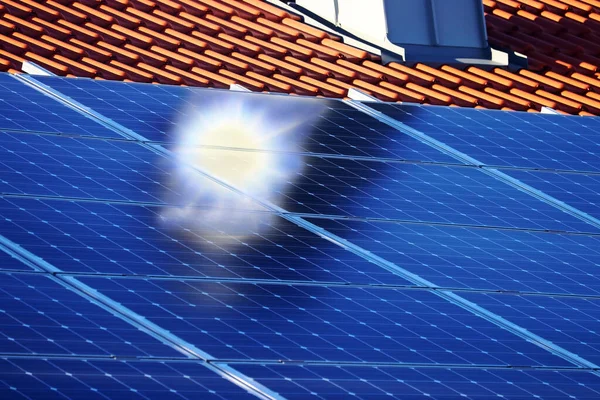 Sistema Fotovoltaico Para Geração Eletricidade Uma Casa Particular — Fotografia de Stock